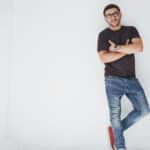 cómo posar para fotos hombre posando Inmofotos